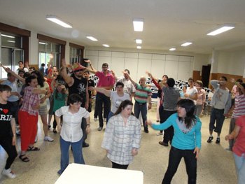 Momento de baile coreográfico grupal.